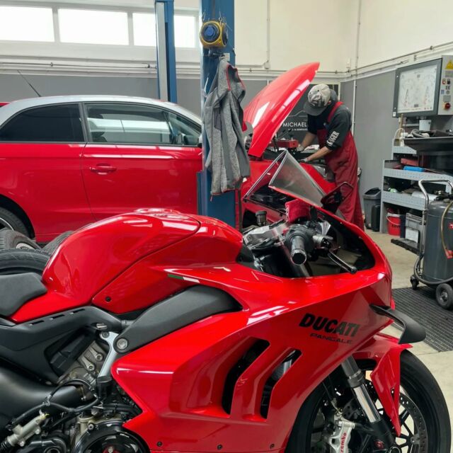 Steuerkettenwechsel am Audi A1 1.4 TFSI, leider ein bekanntes Problem bei den Motoren. Aber dank dem Kettensatz von #scheaffler läuft der Wagen wieder wie geschmiert 😁👍#audia1 #steuerkettenwechsel #ducatideutschland #neuesausderwerkstatt #worbis #mkars #autohandel #freiewerkstatt